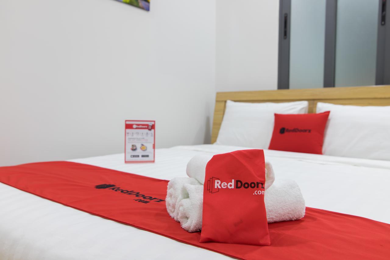 Reddoorz Premium Near E-Town Hotel Хошимин Екстериор снимка